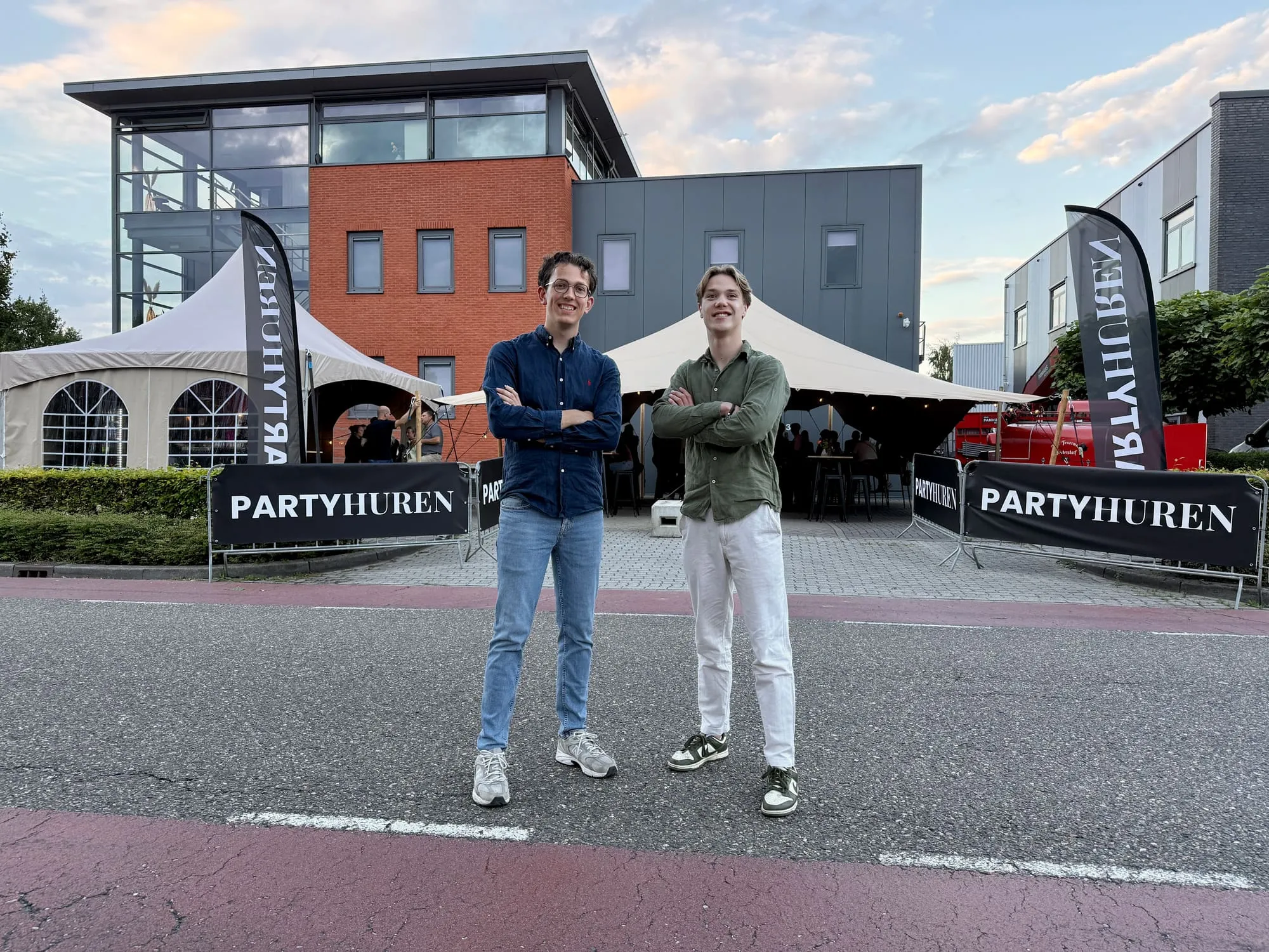 Lars (links) en Cas (rechts) van PartyHuren bij de opening van hun eigen pand