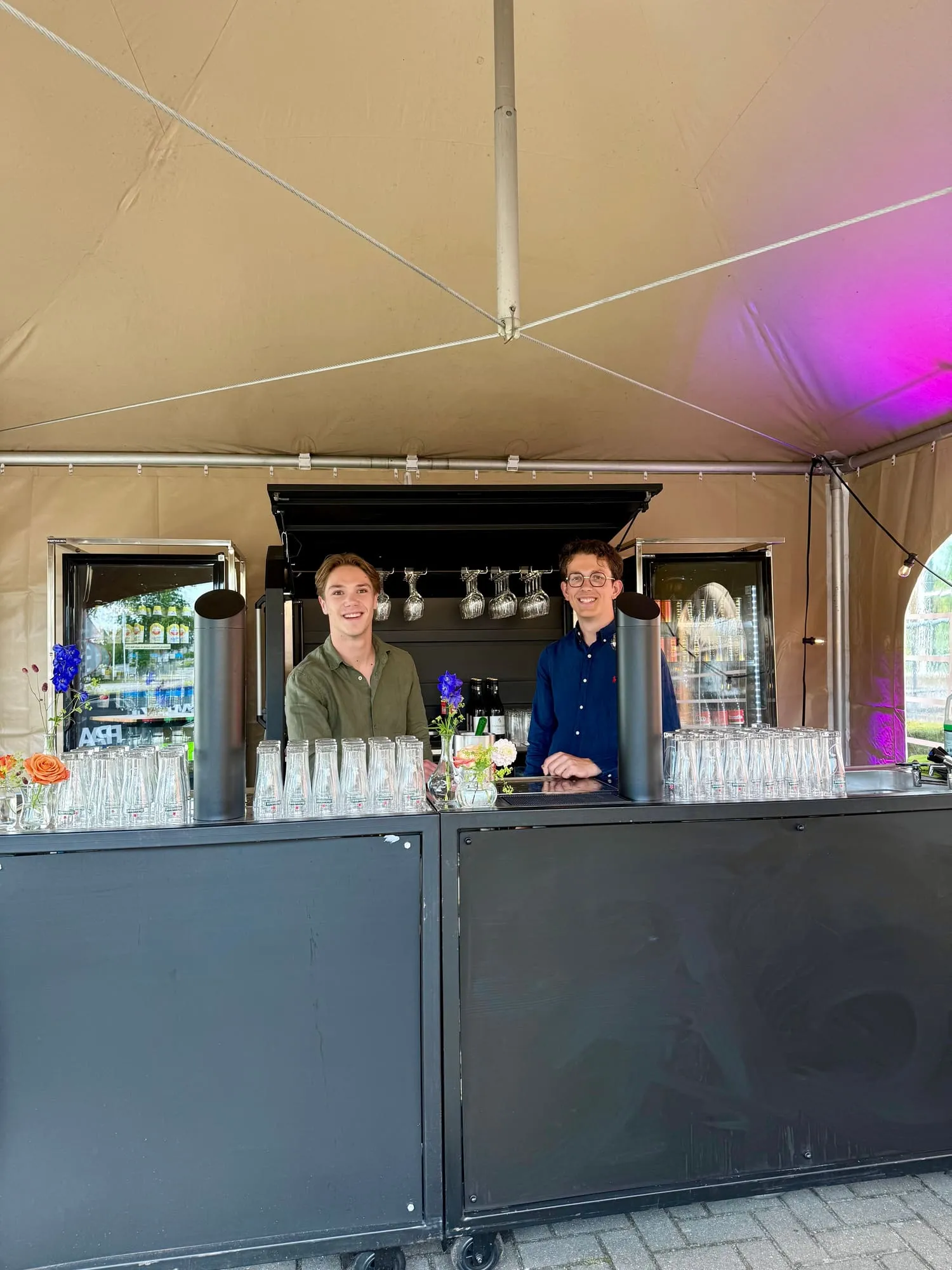 Lars en Cas van PartyHuren achter de bar